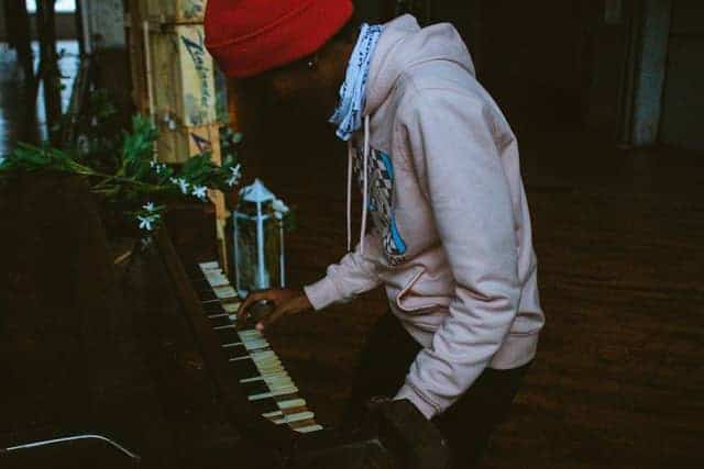 Man speelt piano zonder noten te lezen