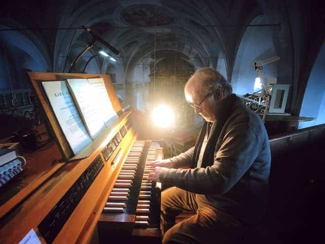 Oude man leert piano spelen