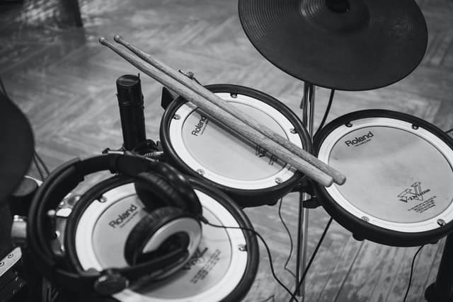 Zwart wit foto van elektronisch drumstel voor beginners
