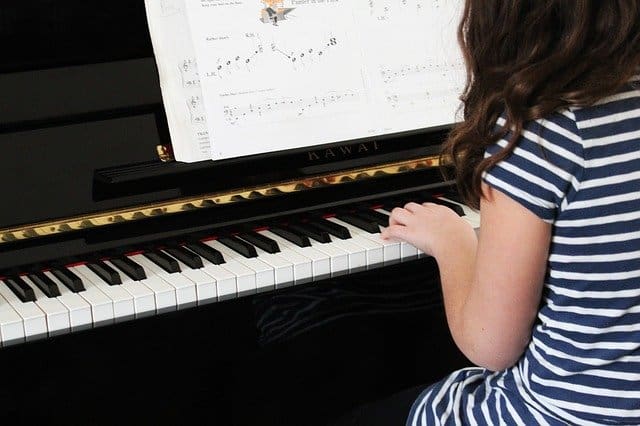 Meisje leert zelf piano spelen