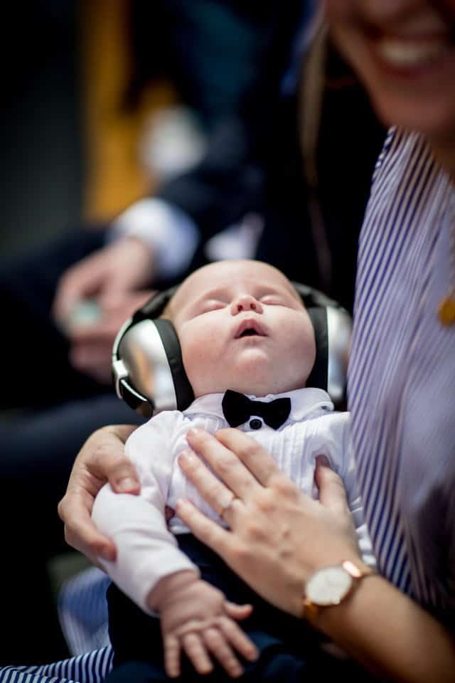 Baby draagt gehoorbescherming tijdens slapen